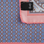 dettaglio Fazzoletto da Taschino In Seta Rosa Con Fantasia Geometrica