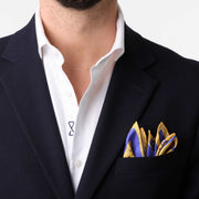 Fazzoletto da Taschino in Seta Gialla e Blu con pattern Stella indossato