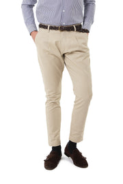 Pantalone chino in cotone con una pence sabbia