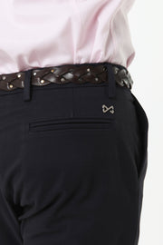Pantalone chino in cotone con una pence blu