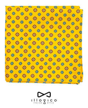 Fazzoletto da Taschino In Seta gialla Con Design Geometrico piegato