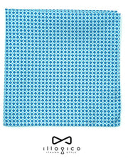 Fazzoletto da Taschino In Seta Celeste con design geometrico piegato