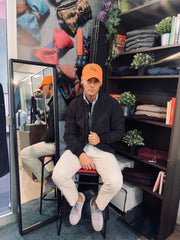 uomo che indossa bomber Illogico in pelle scamosciata blu navy