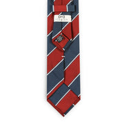 Retro della cravatta regimental blu navy e rossa con etichetta Illogico