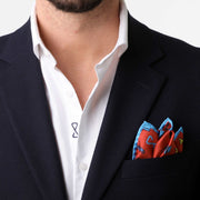 Fazzoletto da Taschino in Seta Rossa con bordo blu Pattern Illogico indossato
