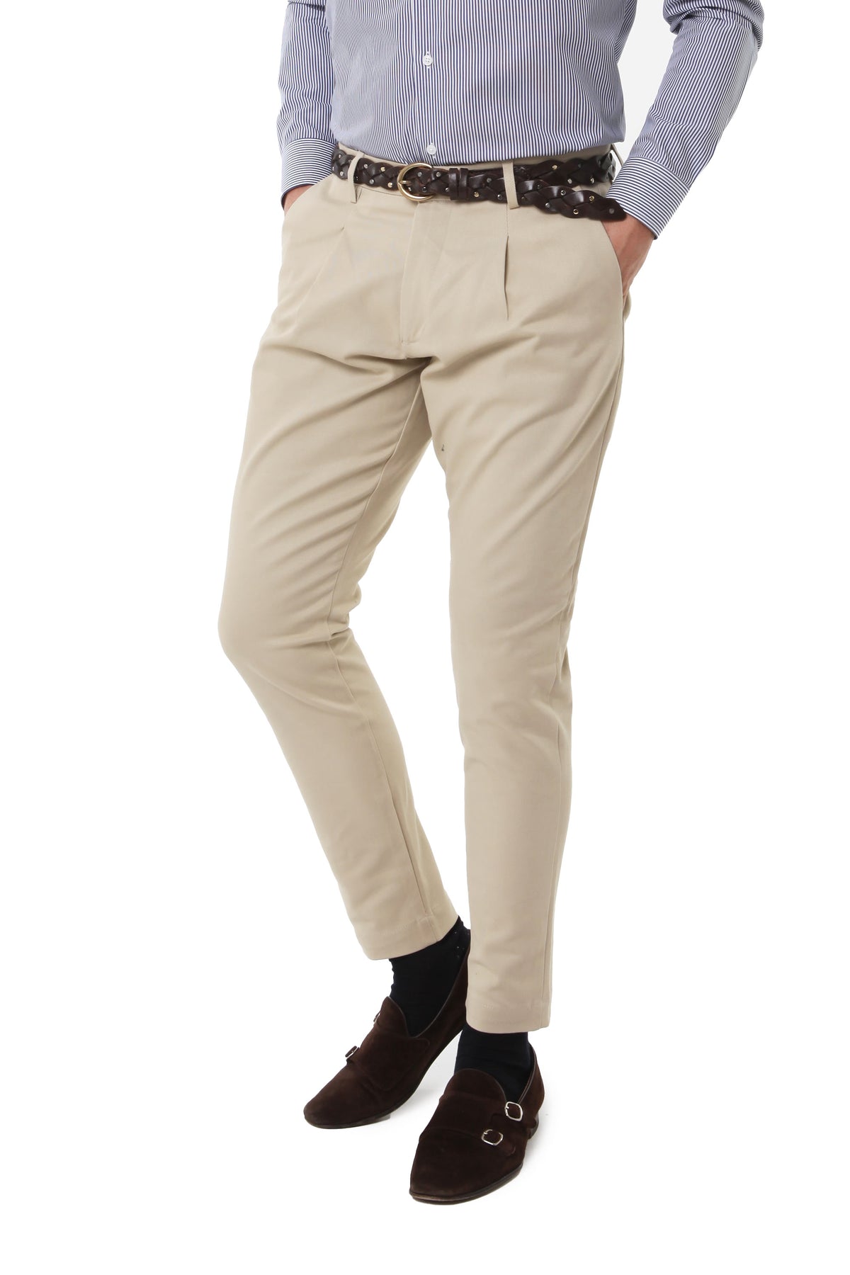 Pantalone chino in cotone con una pence sabbia