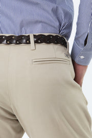 Pantalone chino in cotone con una pence sabbia
