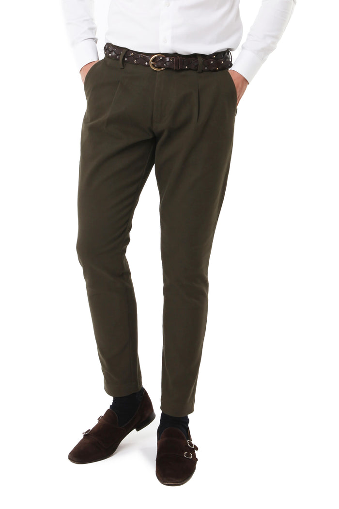 Pantalone chino in cotone con una pence verde