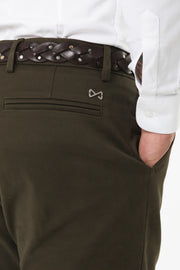 Pantalone chino in cotone con una pence verde