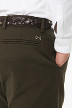 Load image into Gallery viewer, Pantalone chino in cotone con una pence verde
