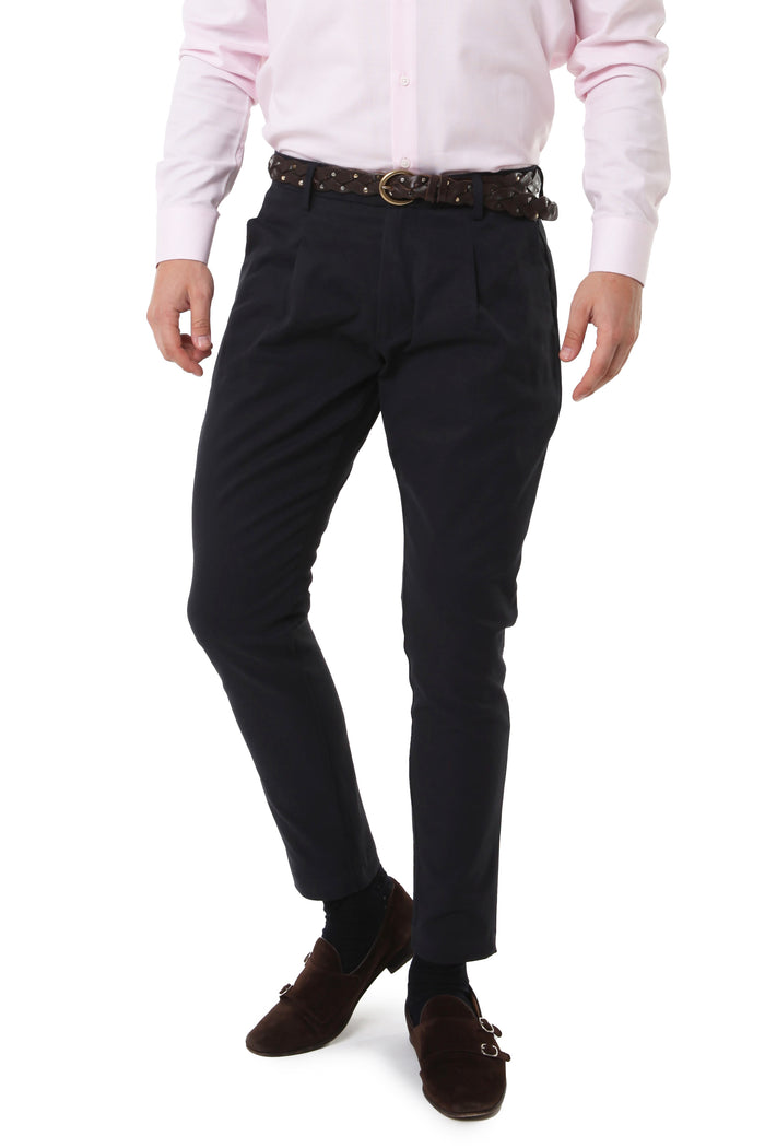 Pantalone chino in cotone con una pence blu