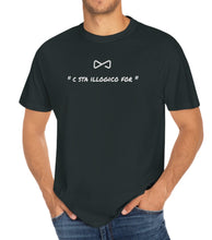 Load image into Gallery viewer, T-shirt nera con scritta &quot;C sta illogico for&quot;
