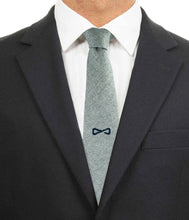 Carica l&#39;immagine nel visualizzatore di Gallery, Cravatta sfoderata In seta e cachemire grigio con logo illogico blu
