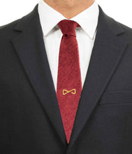 Carica l&#39;immagine nel visualizzatore di Gallery, Cravatta sfoderata In seta e cachemire rosso con logo illogico ocra
