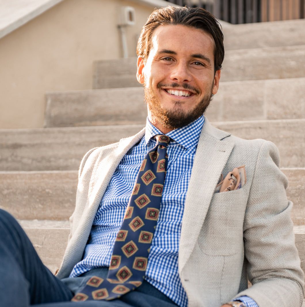 Cravatta Blu e Pochette Beige Con Design Multiplo