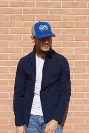 Cappello blu con visiera