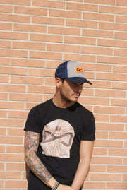 Cappello blu con visiera