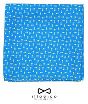 Fazzoletto da Taschino in seta azzurra con Micro-Fantasia piegato