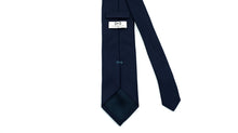 Carica l&#39;immagine nel visualizzatore di Gallery, Cravatta In Seta blu con logo illogico celeste
