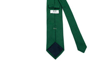 Carica l&#39;immagine nel visualizzatore di Gallery, Cravatta In Seta Verde con logo illogico bianco
