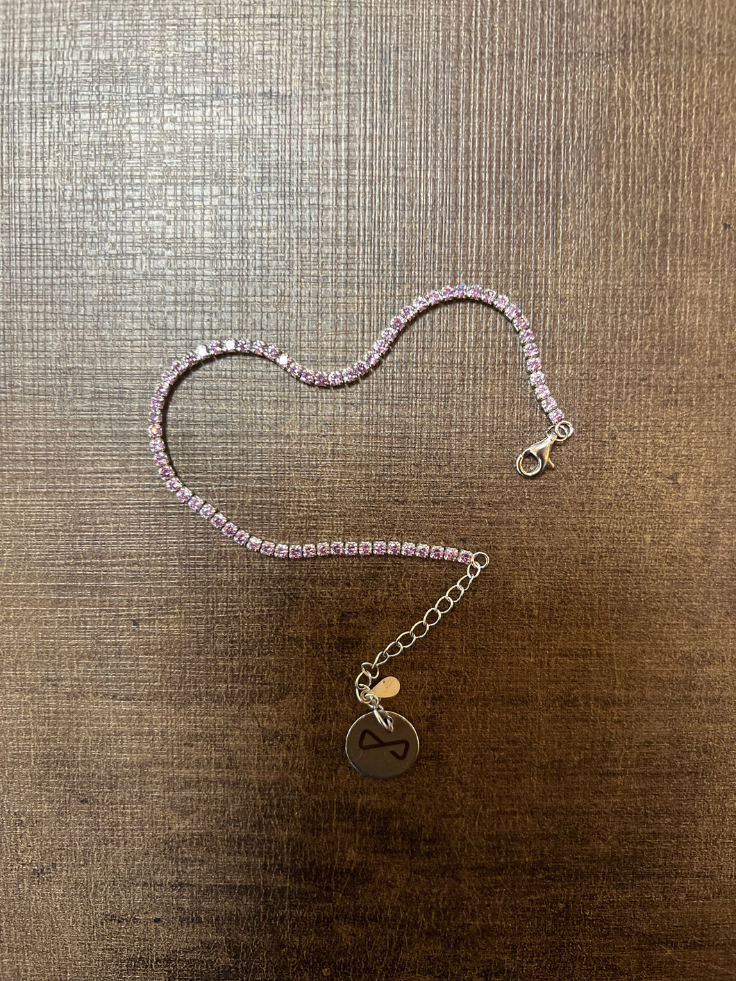 Bracciale in argento 925 con logo pendente e pietre rosa