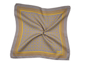 Pochette In Seta Grigio Con Fantasia Geometrica Gialla